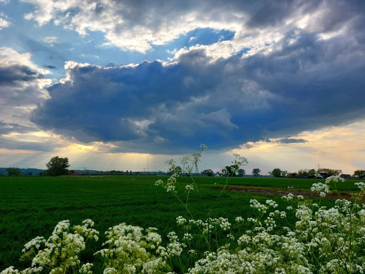 Foto van een regenbui boven Veenendaal gezien vanuit Wageningen